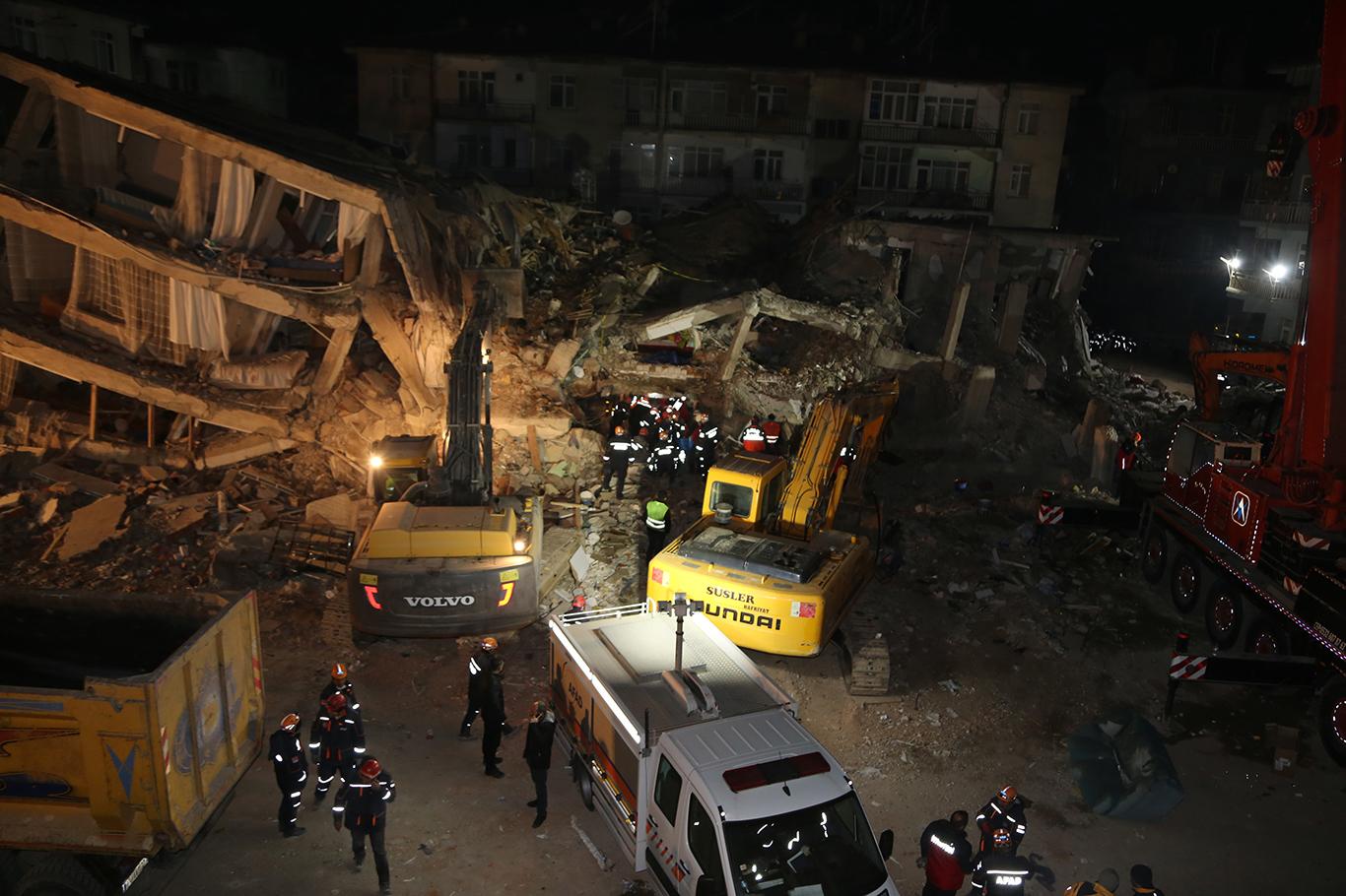 Elazığ’da arama kurtarma çalışmaları gece de sürüyor Elazığ’da arama kurtarma çalışmaları gece de sürüyor